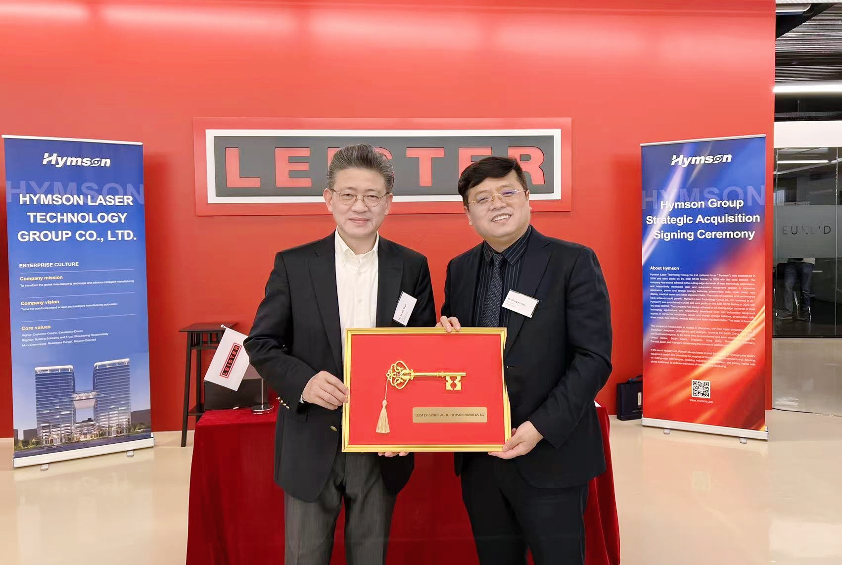 2、陈博、赵董钥匙交接 (1).jpg